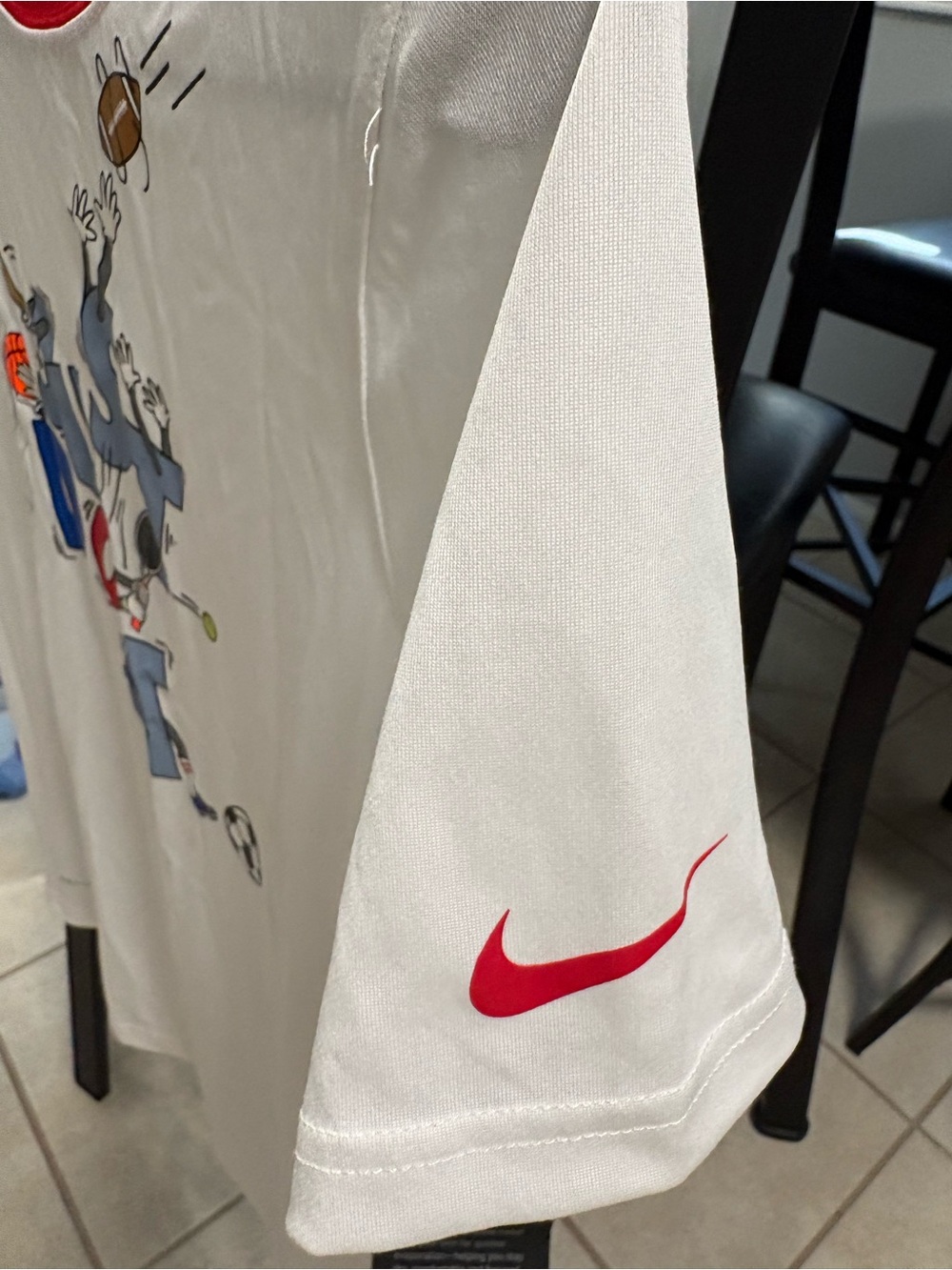 Nike Boy’s White 'Just Do It' Sports Graphic Tee with Red Trim - Picture 4 of 5